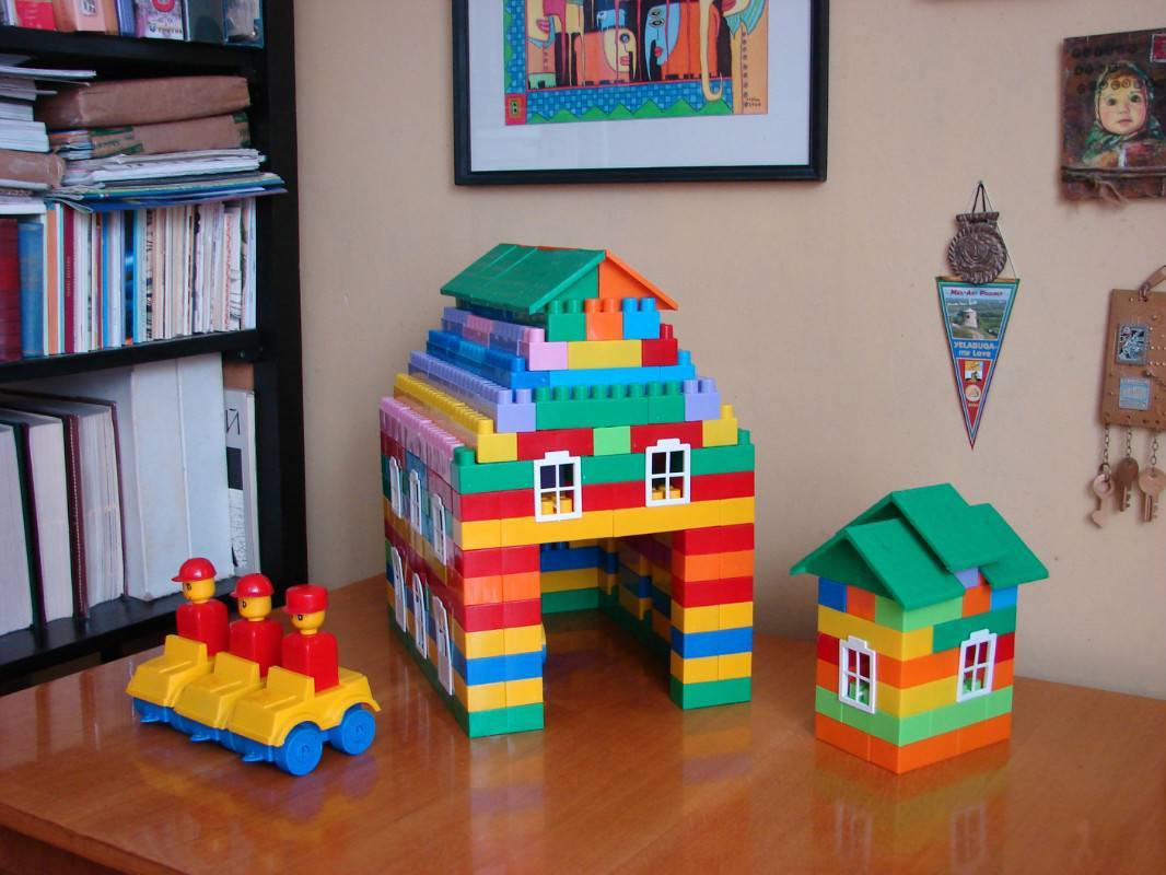 Как сделать полноценный жилой дом из детских кубиков