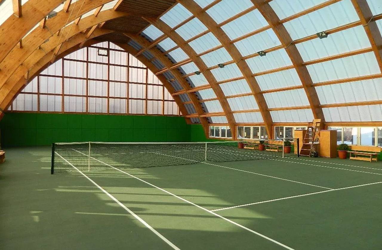 Теннисный корт под. Стадион Ангара легкоатлетический манеж. Теннисный корт Сокольники деревянные конструкции. ФОК МИД теннисный корт.