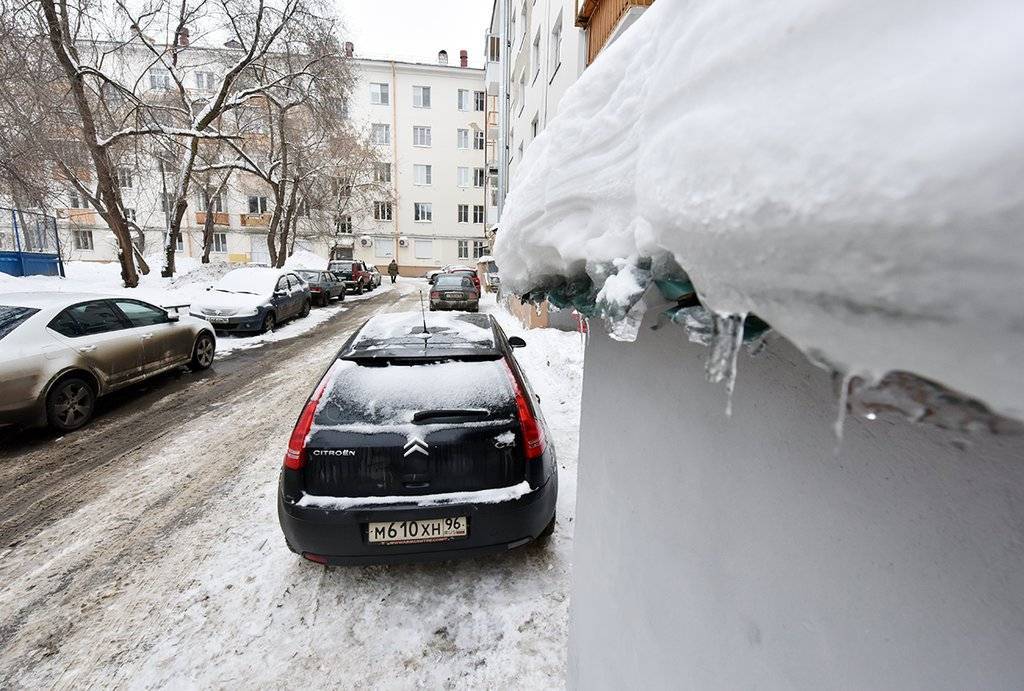 Что делать, если ваш автомобиль пострадал от упавшего снега или льда