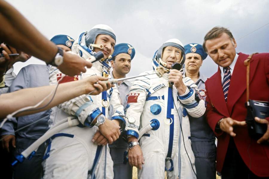 Космические деньги: какую зарплату получали американские и советские космонавты