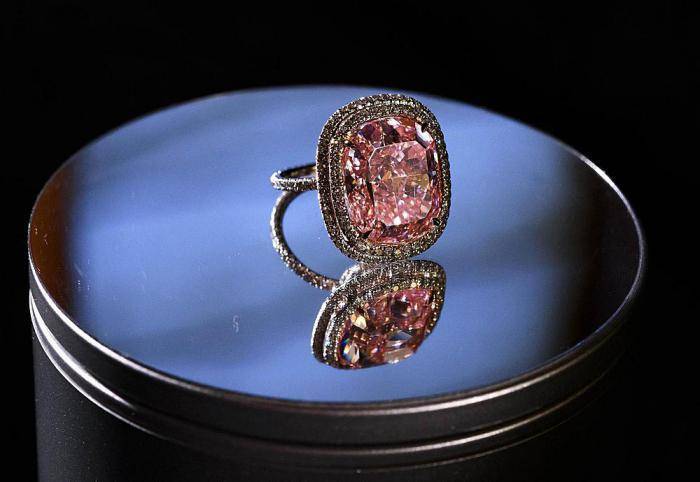 Самое дорогое кольцо в мире выполнено из цельного алмаза.