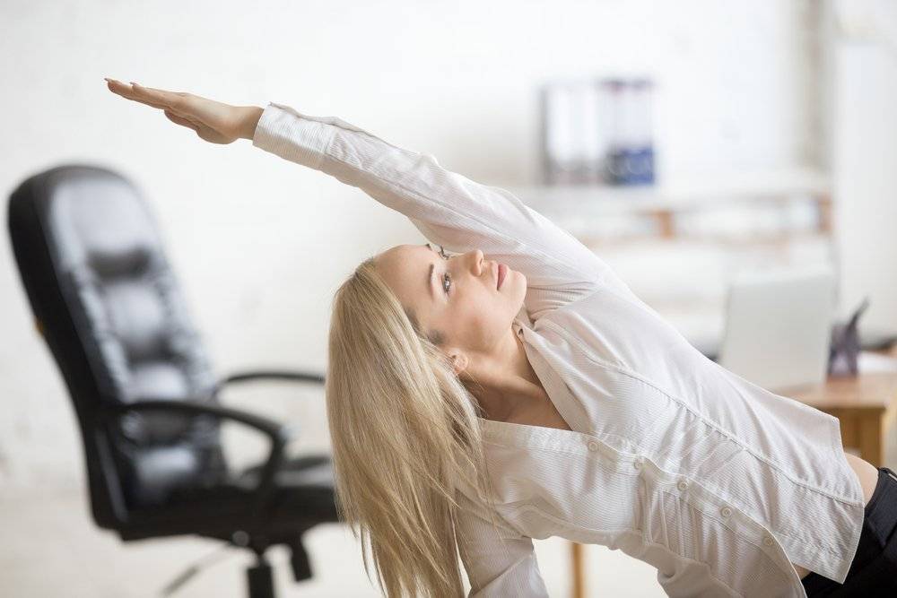 10 упражнений, которые исправят последствия сидения весь день в офисе