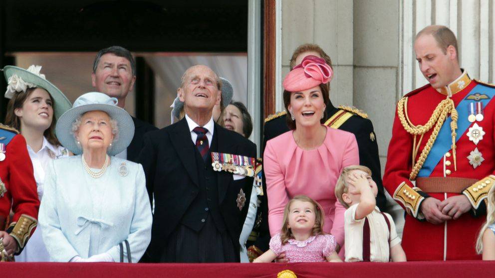 Богатства измеренные: чем владеет королевская семья и при чем тут лебеди? | коммерсантъ uk