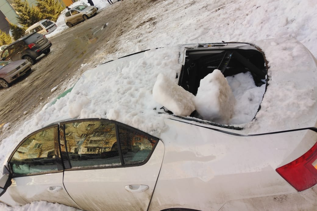 На машину упал снег с крыши: что делать, кто виноват, как взыскать ущерб, судебная практика