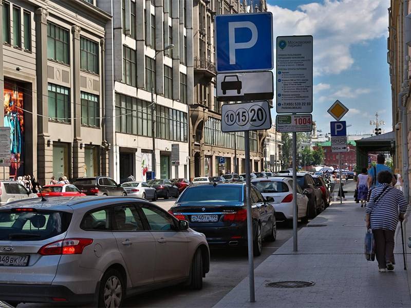 Может ли инвалид бесплатно стоять на платной парковке в москве и других городах россии?