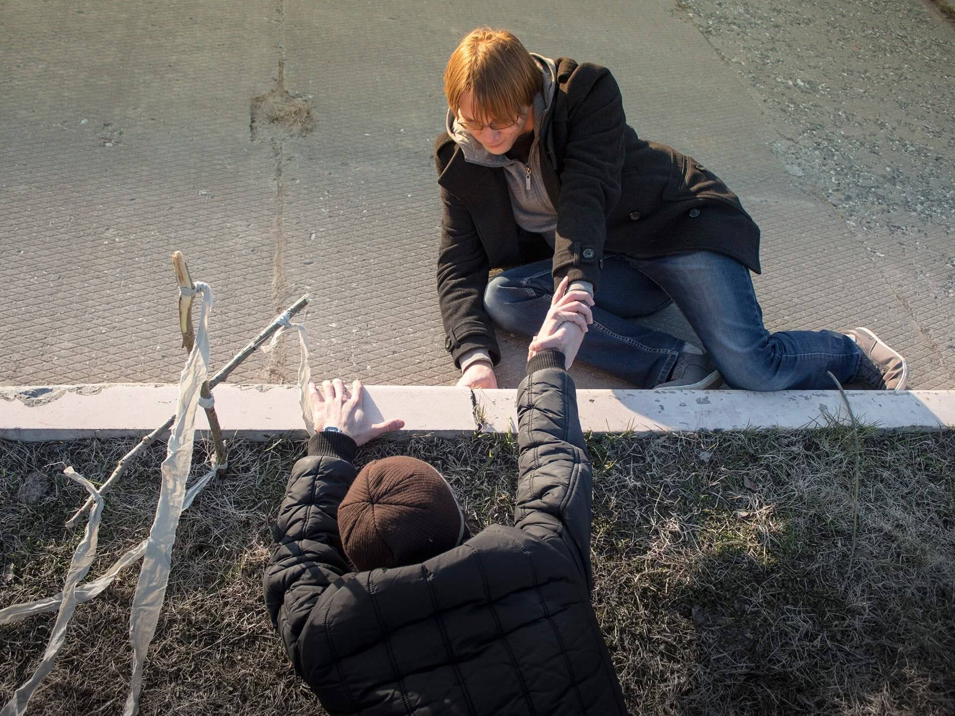 Невозможная ситуация. Друг в беде. Друг помогает в беде. Человек помогает человеку. Брошенный человек.