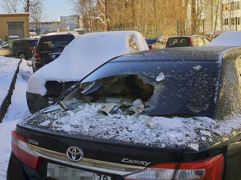 Возмещение ущерба собственникам помещений: сход снега на автомобиль