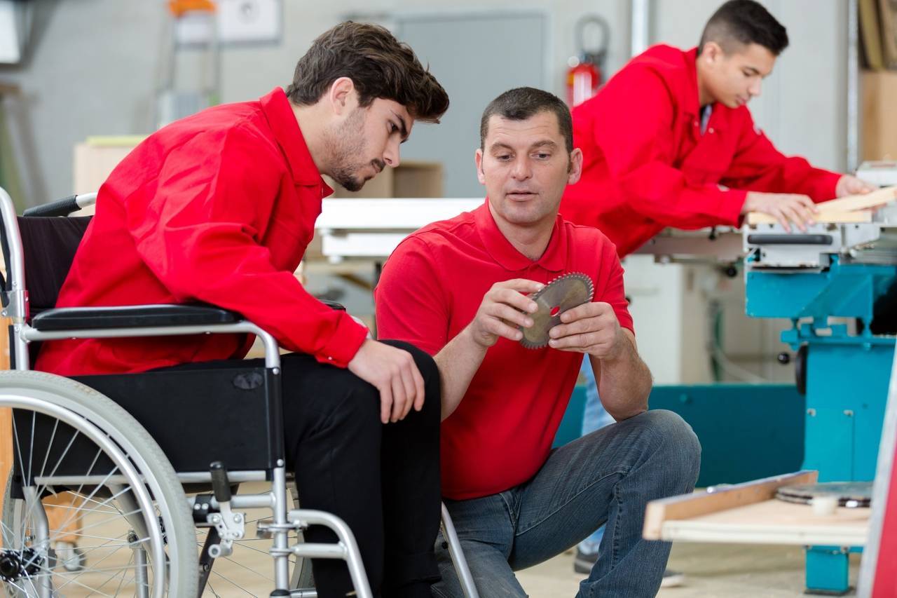 Какие особенности при приеме на работу инвалидов? для чего устанавливаются квоты по трудоустройству?