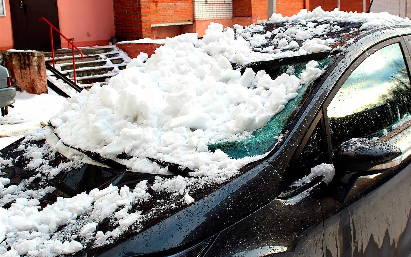 Возмещение управляющей компанией ущерба собственнику автомобиля, поврежденного сходом снега