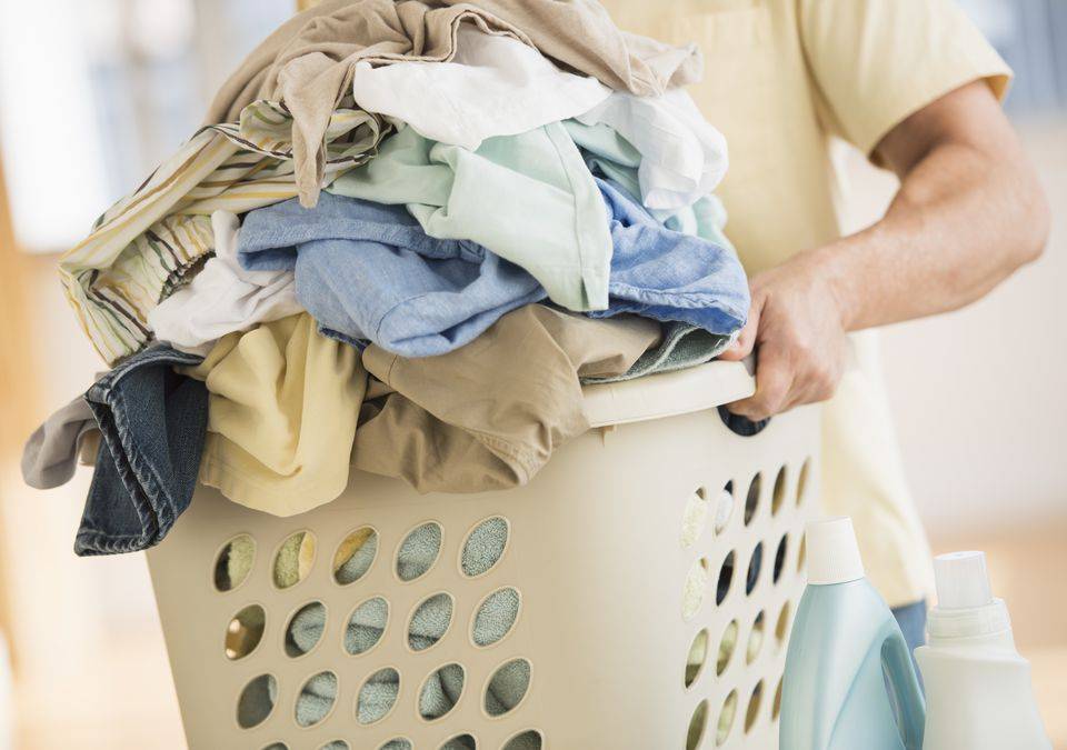 Не стирать одежду после каждой носки: как упростить жизнь и сэкономить