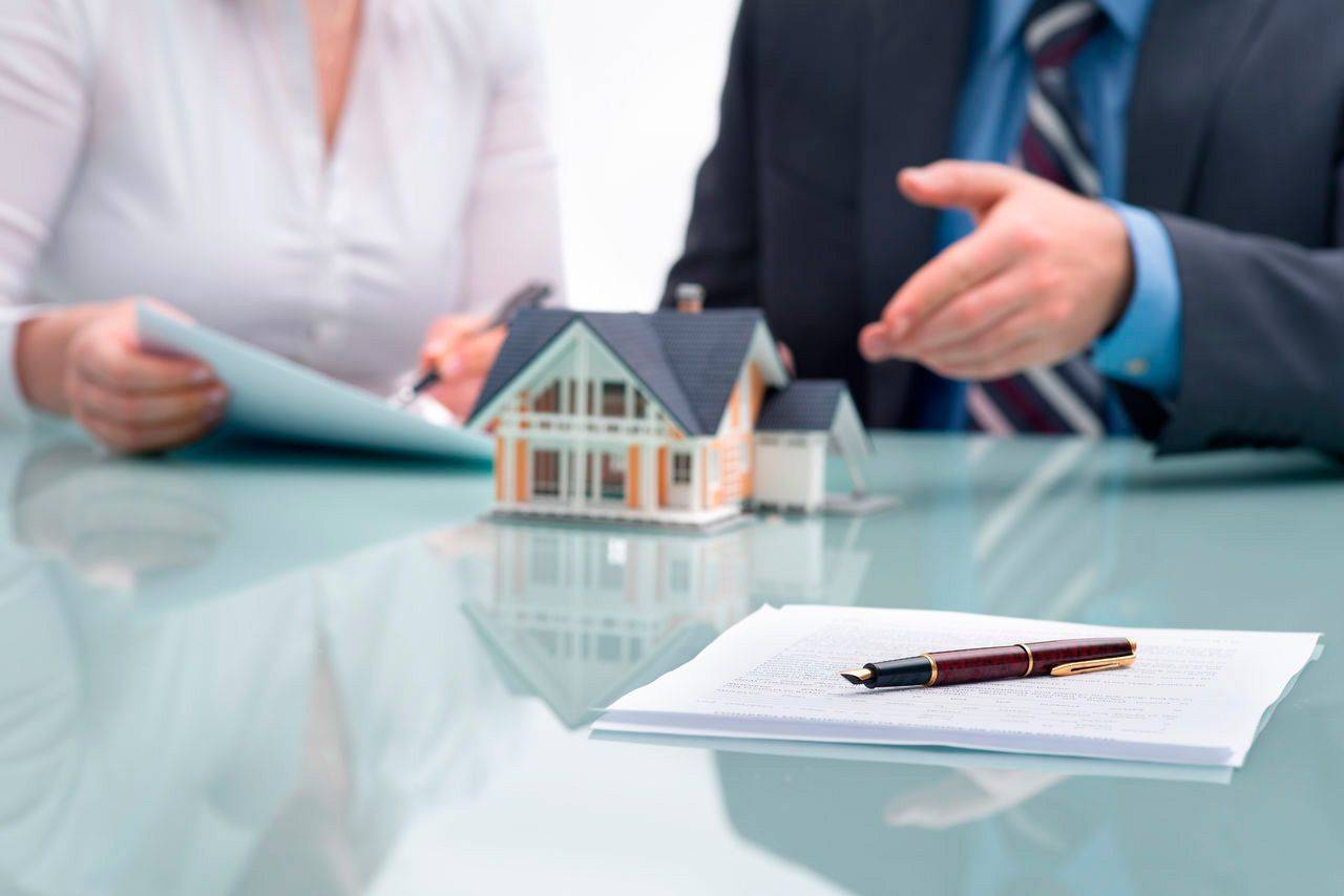 В чем риски продавца и покупателя при продаже квартиры в ипотеку и как избежать проблем при заключении сделки?