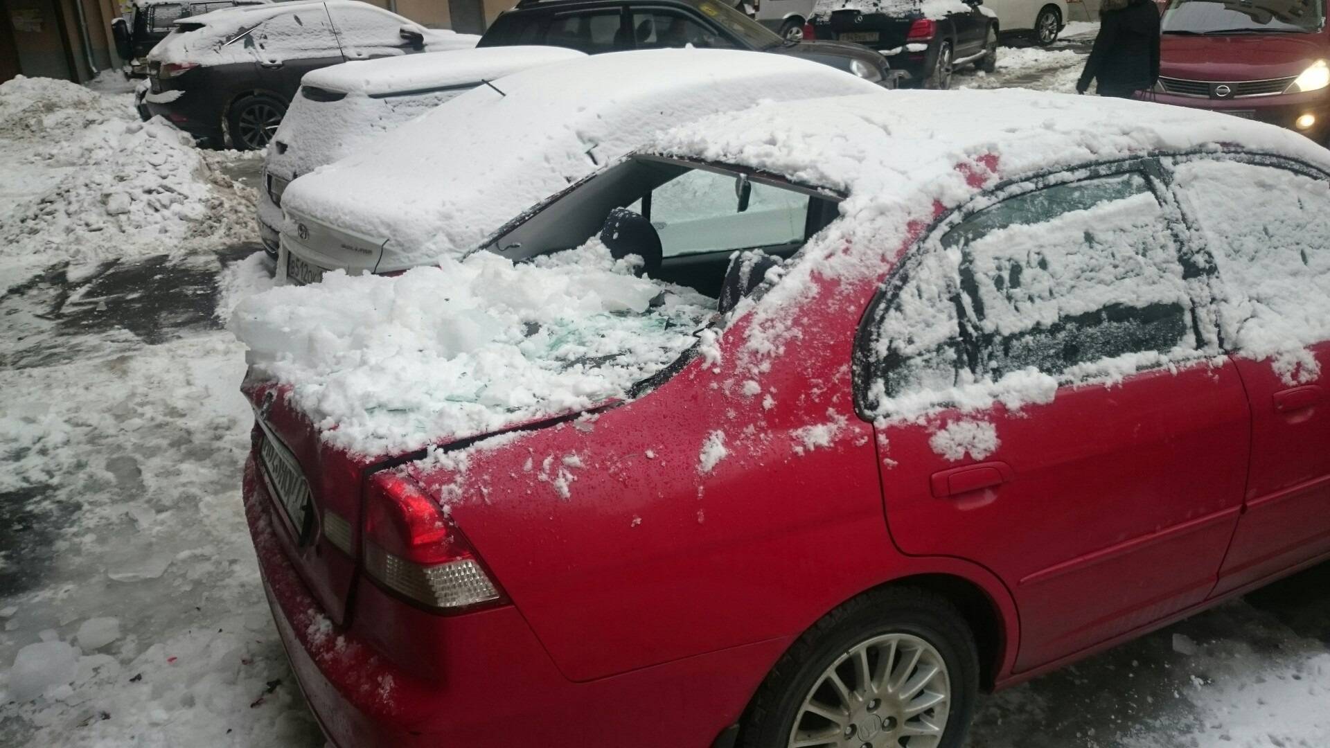 Как получить компенсацию при падении снега на автомобиль?