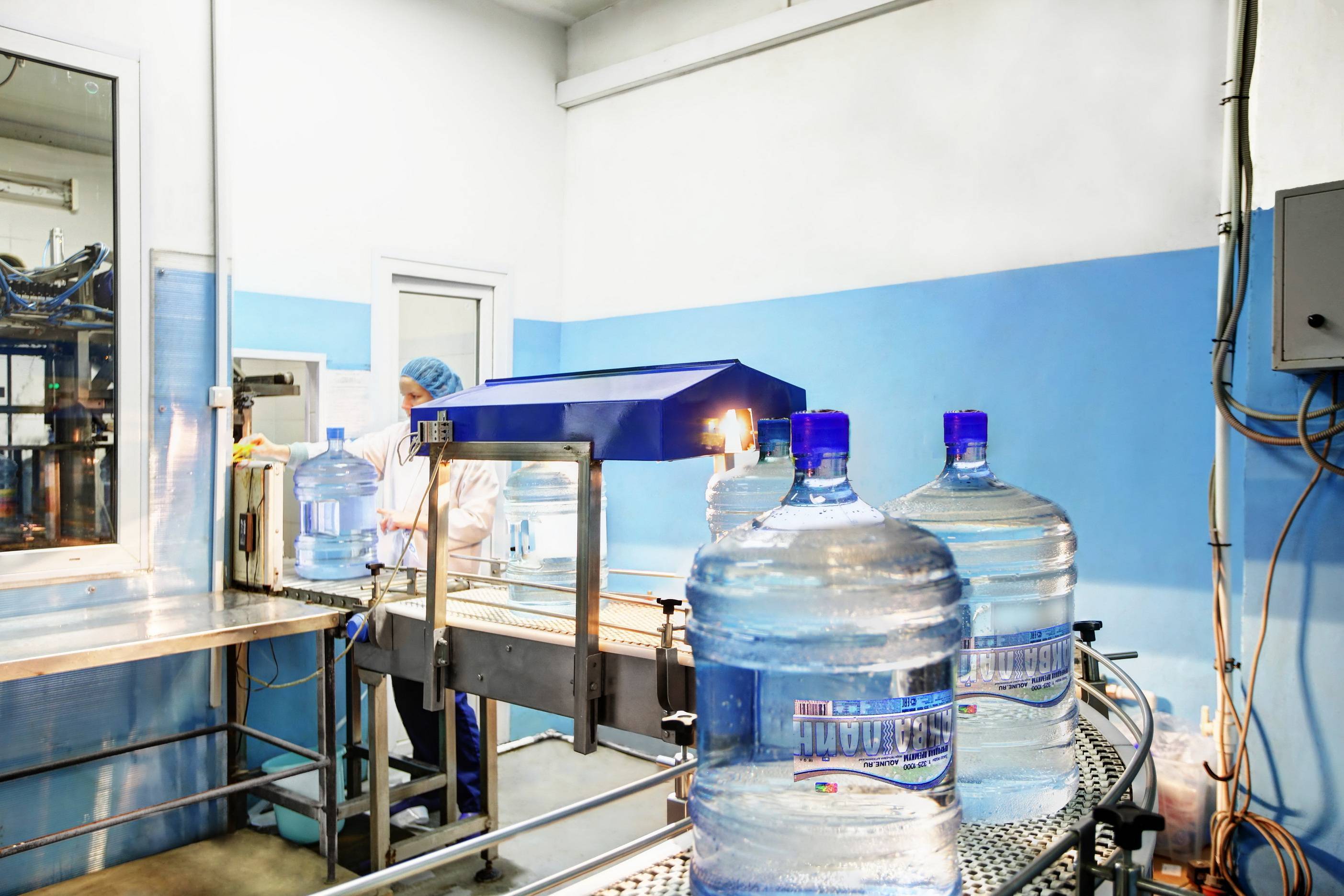 Дистиллированная вода в лаборатории. Завод розлива воды Сенеж. Розлив питьевой воды. Оборудование для производства питьевой бутилированной воды. Производство бутилированной воды цех.