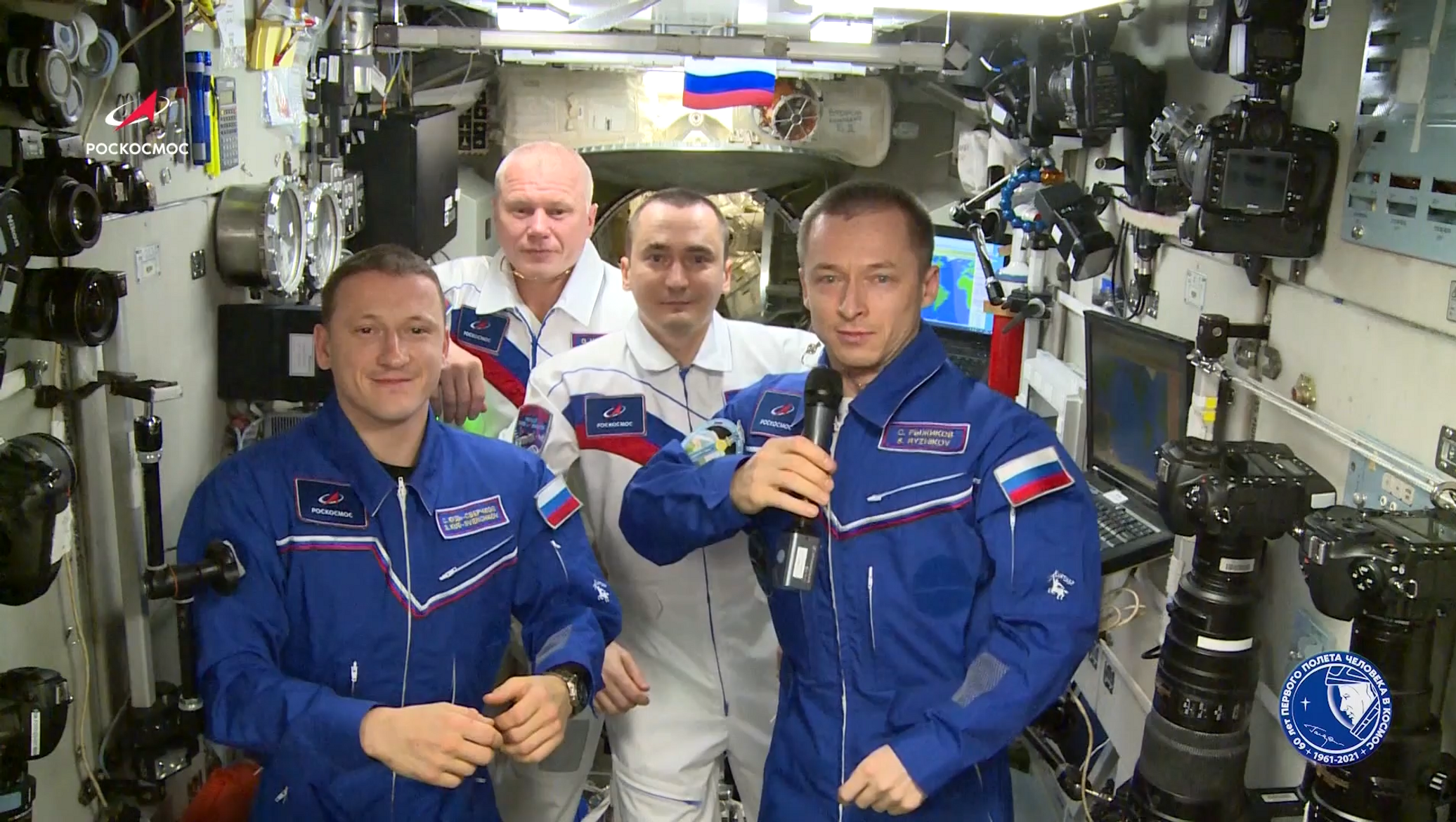Какую зарплату получают космонавты россии и сша?