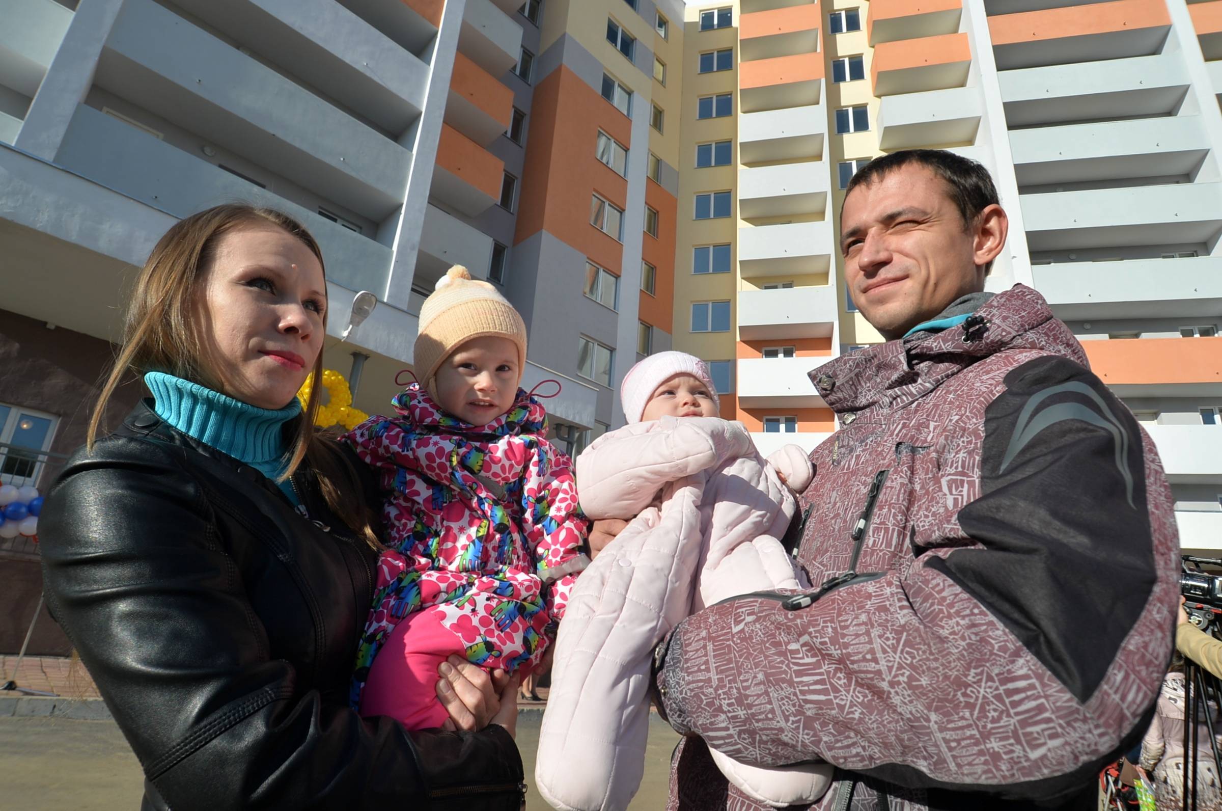 Жилье многодетным в 2024 году. Многодетные малоимущие семьи. Среднестатистическая Российская семья. Многодетная семья жилье. Многодетная семья в России.
