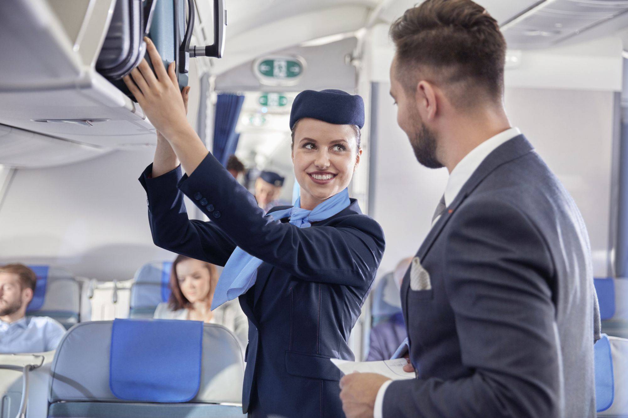 Как стать стюардессой и сколько можно заработать?