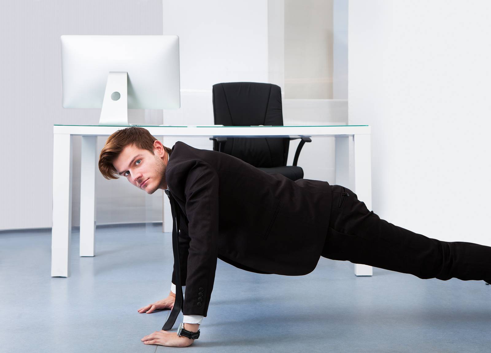 6 упражнений на растяжку которые можно делать для разминки прямо за столом
