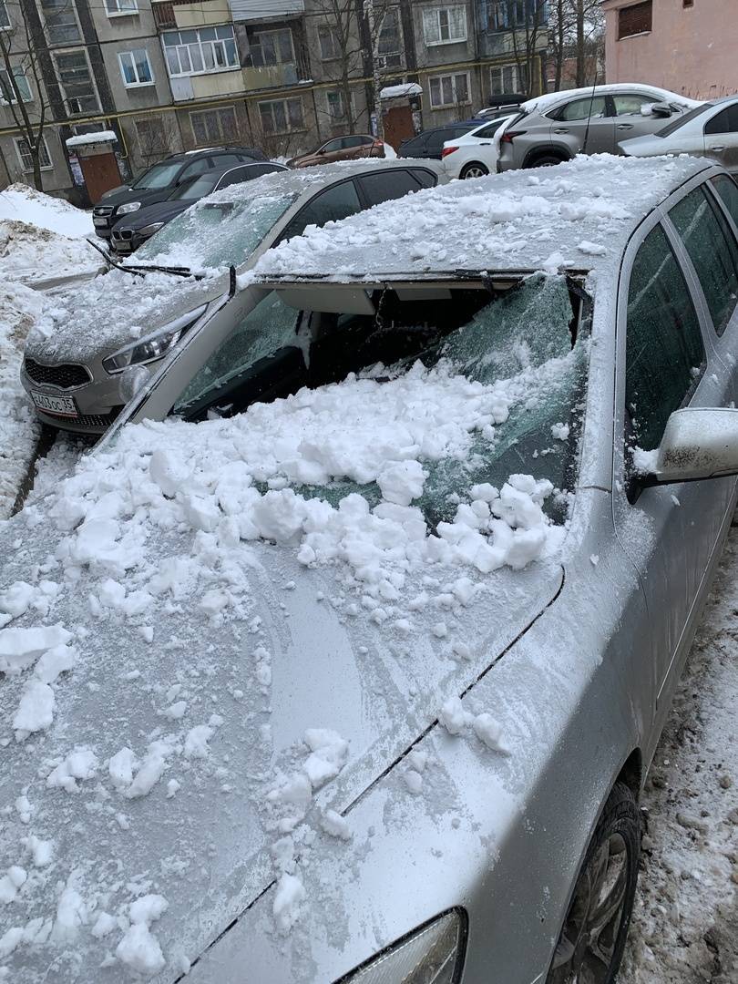 Кто отвечает за падение снега и льда с крыш на людей и машины