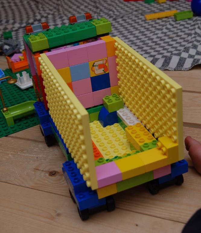 Я и не думала, что из деталей детского конструктора можно построить дом