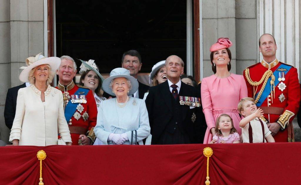 «боже, храни королеву!»: 13 увлекательных фактов о членах королевской семьи, которые показывают, насколько они отличаются от обычных людей