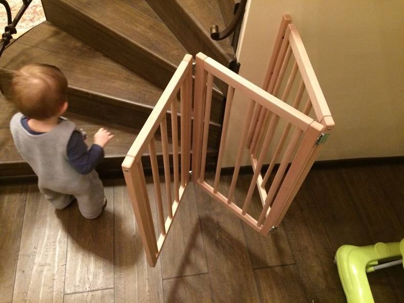 Как закрыть лестницу на второй этаж от маленького ребенка ·