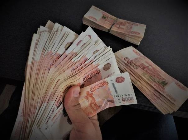 От 30 до 50 тысяч рублей: россияне назвали желаемую зарплату своих супругов