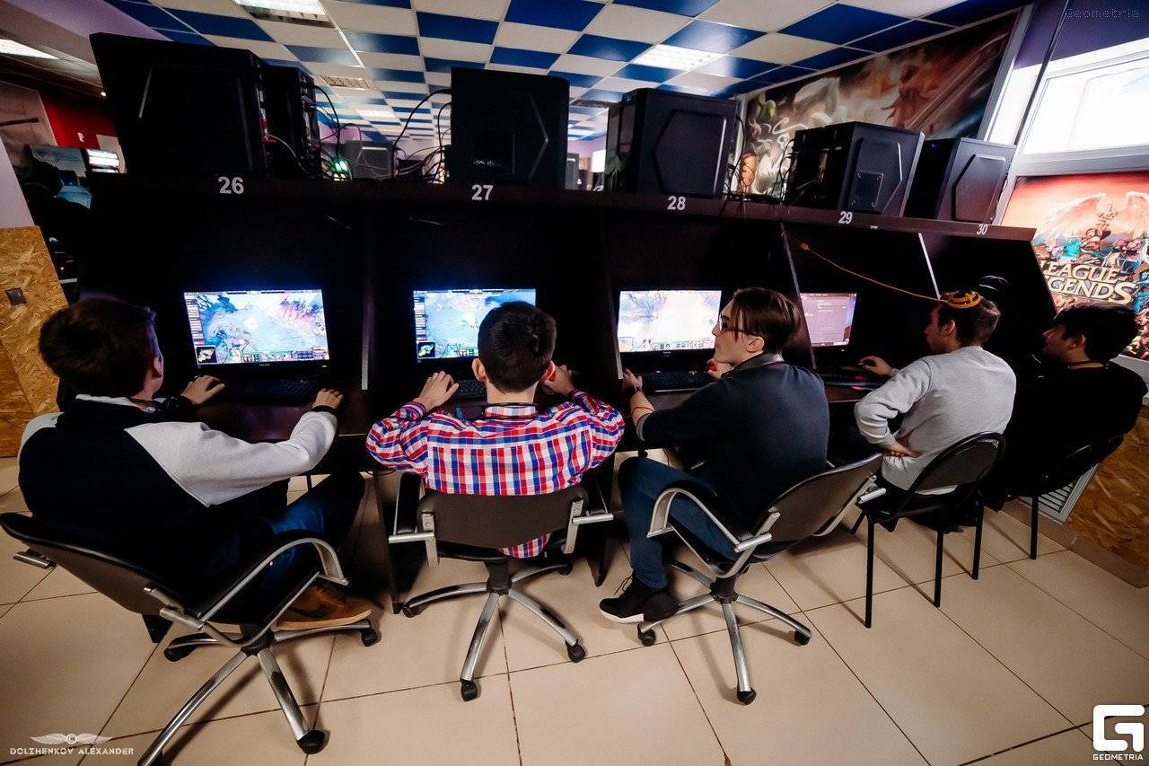 Игровые клубы в москве. Игровой компьютерный клуб. Игровой зал компьютерных игр. Компьютерные игровые залы. Интернет кафе.