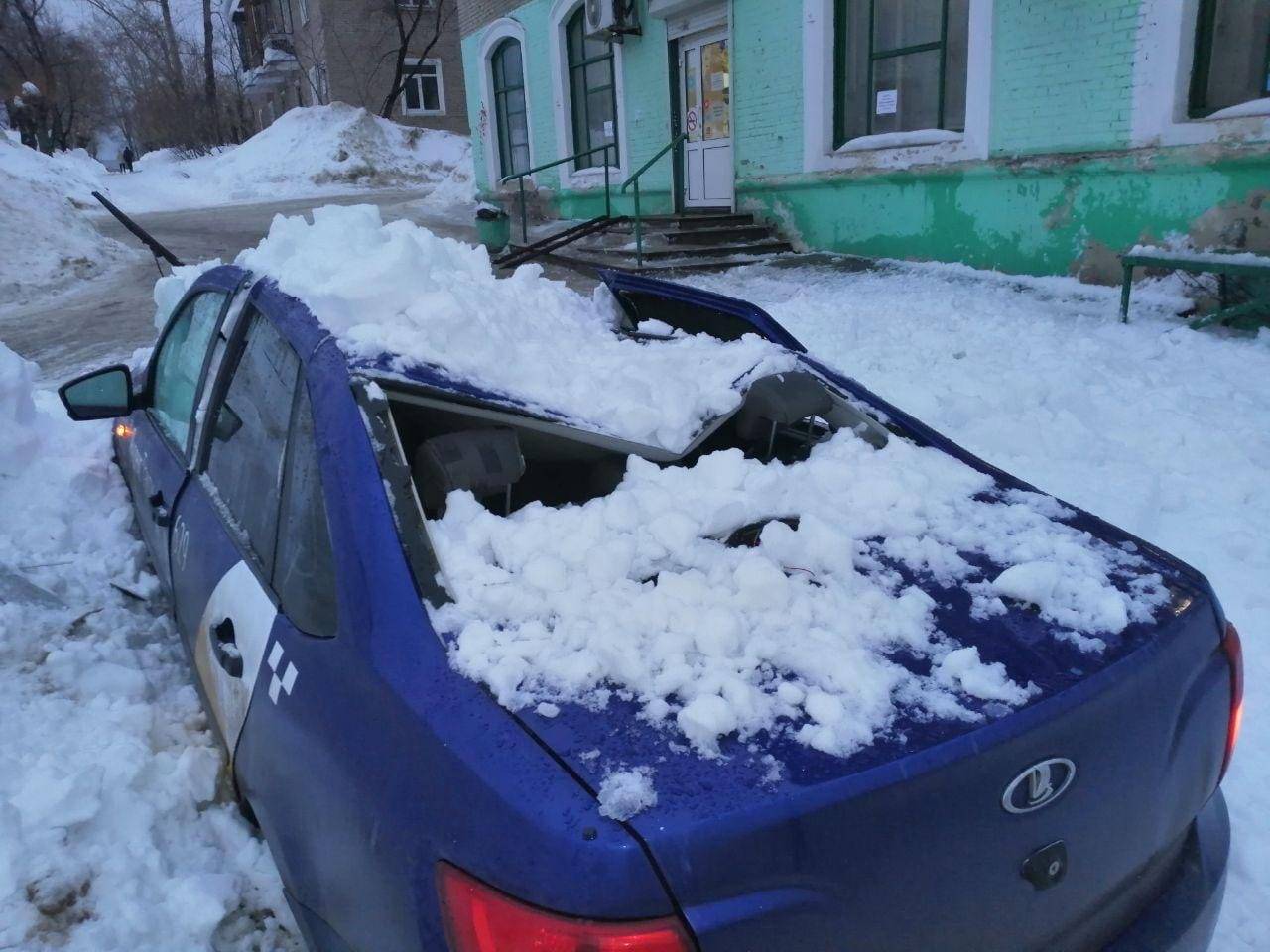 Что делать, если на машину упал снег или сосулька?