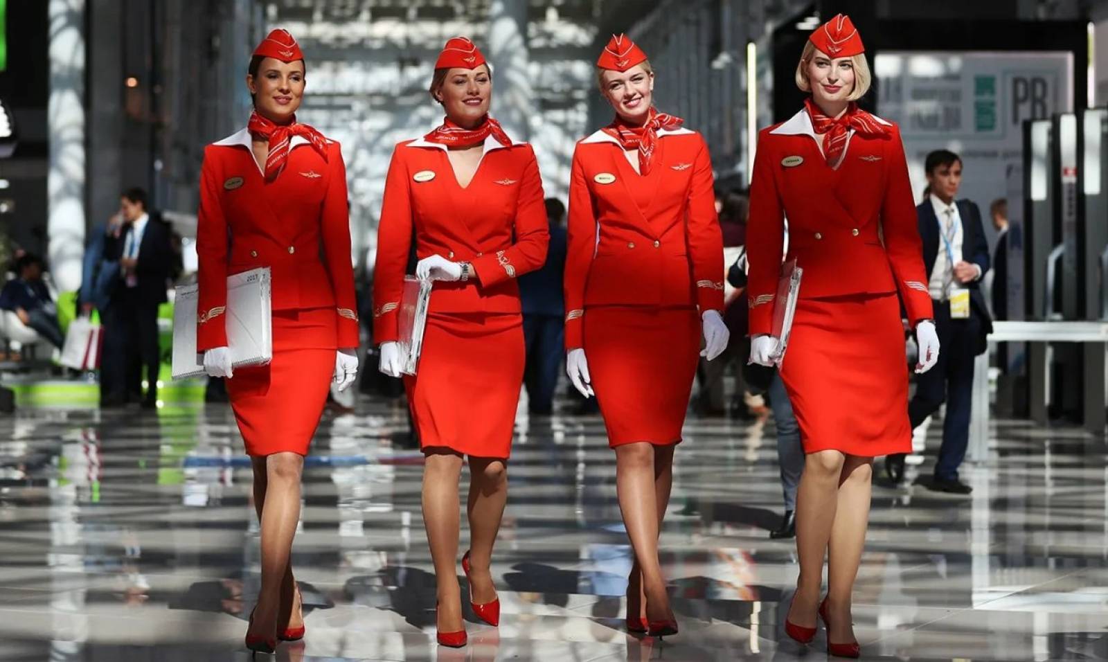 Зарплата стюардессы: сколько получают бортпроводники в россии и за рубежом