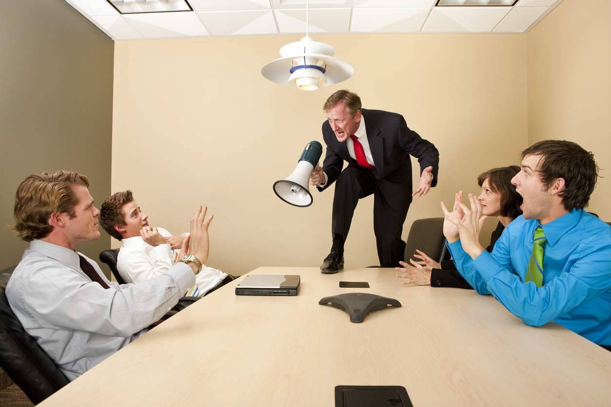 Что делать, если гнобит начальник: советы психологов для мужчин и женщин