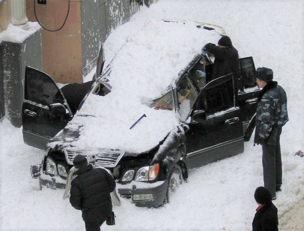 Если на автомобиль упал снег с крыши многоквартирного дома, кто несет ответственность – определение вс по делу № 46-кг17-38
